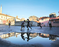 A photo titled “Sokak Futbolu” (Street Soccer), taken by French photographer Vincent Rok won first place in this year’s İstanbul Photo Contest.